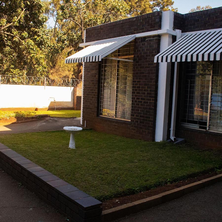 R Executive Apartments Harare Buitenkant foto