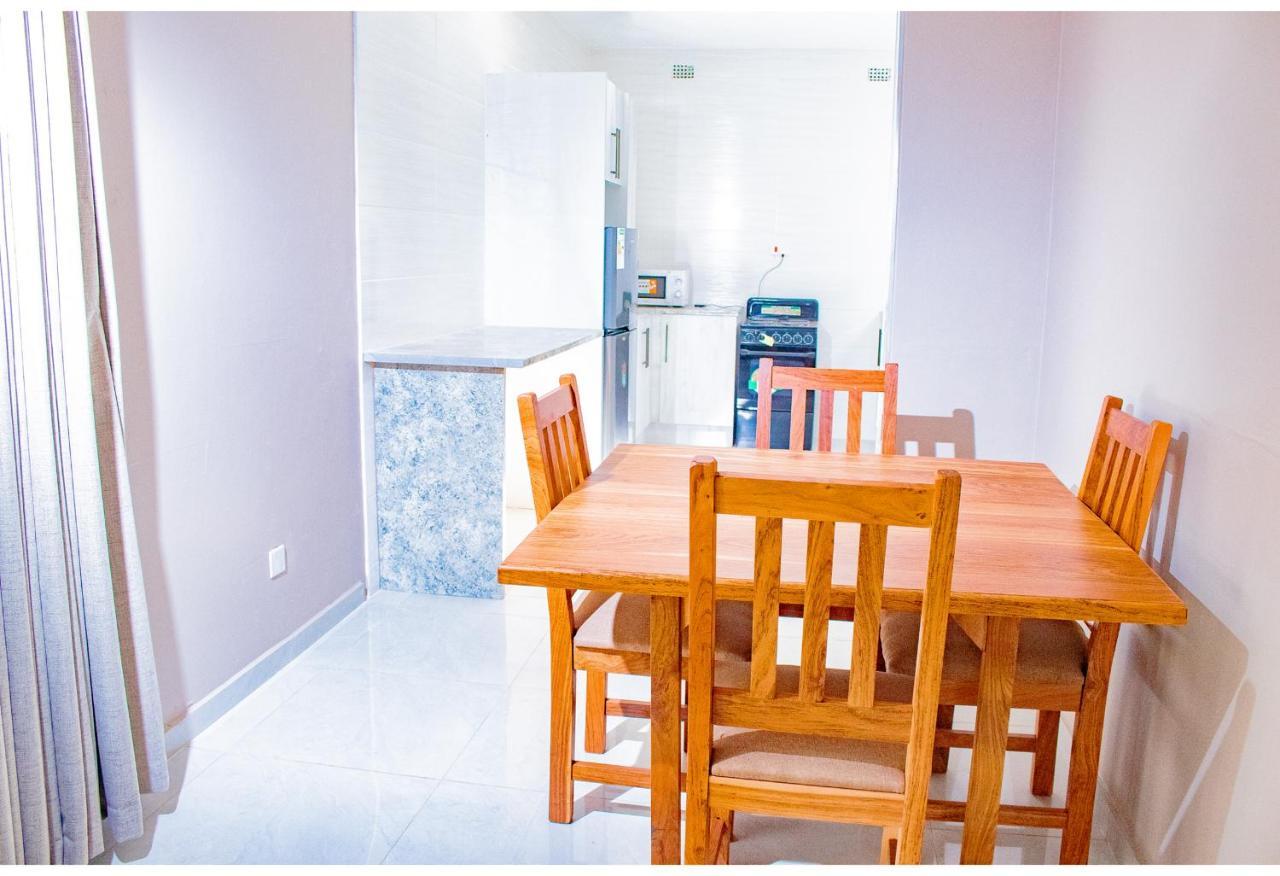 R Executive Apartments Harare Buitenkant foto