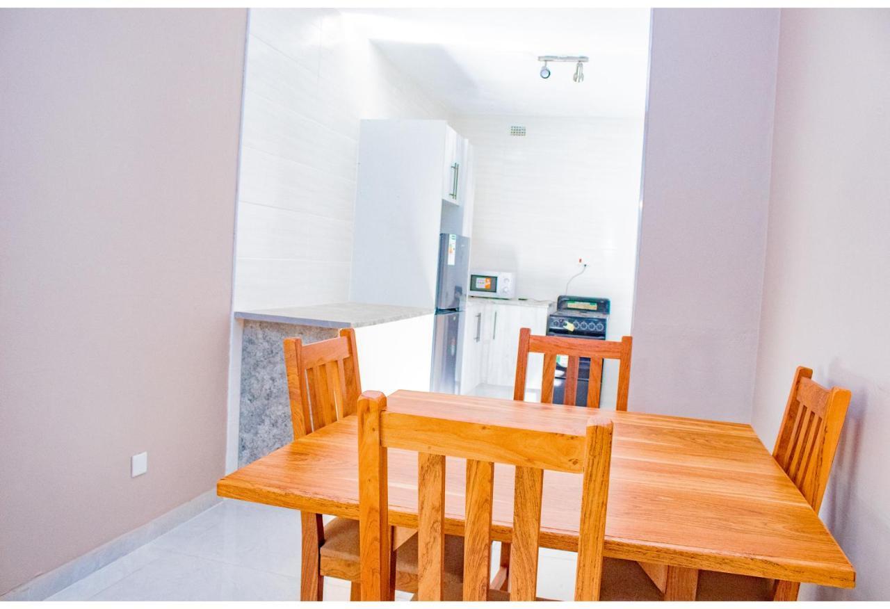 R Executive Apartments Harare Buitenkant foto