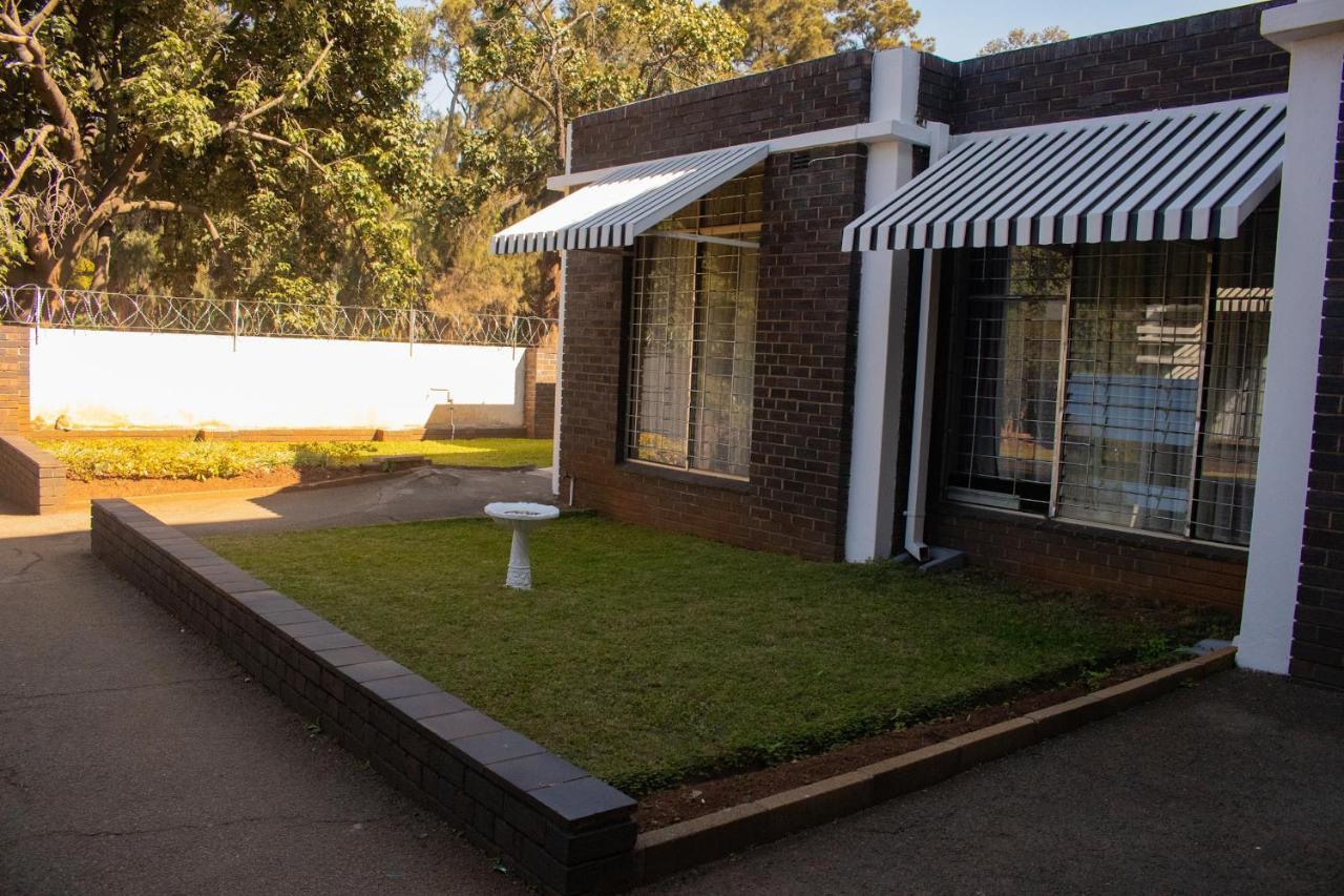 R Executive Apartments Harare Buitenkant foto