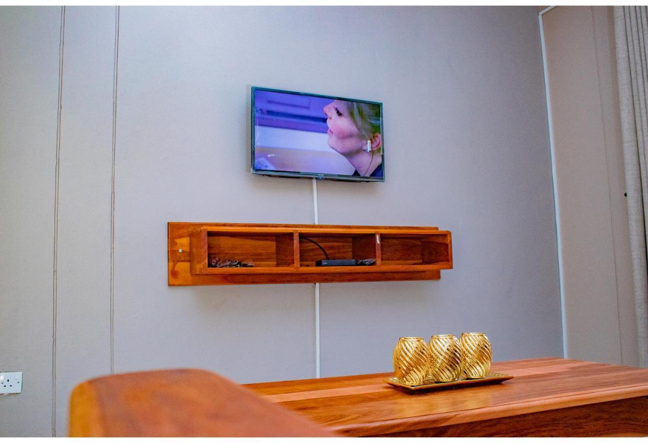 R Executive Apartments Harare Buitenkant foto