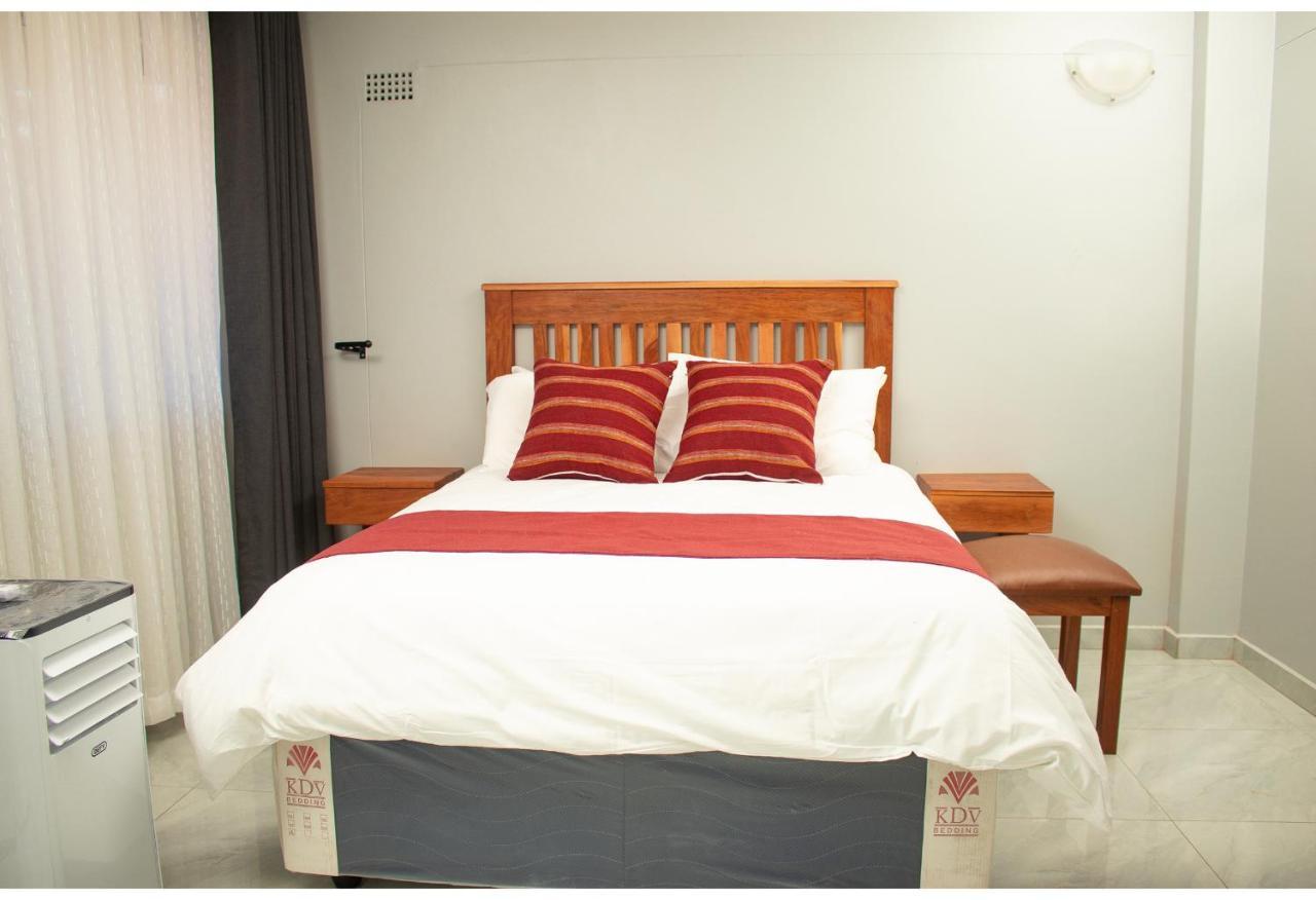 R Executive Apartments Harare Buitenkant foto
