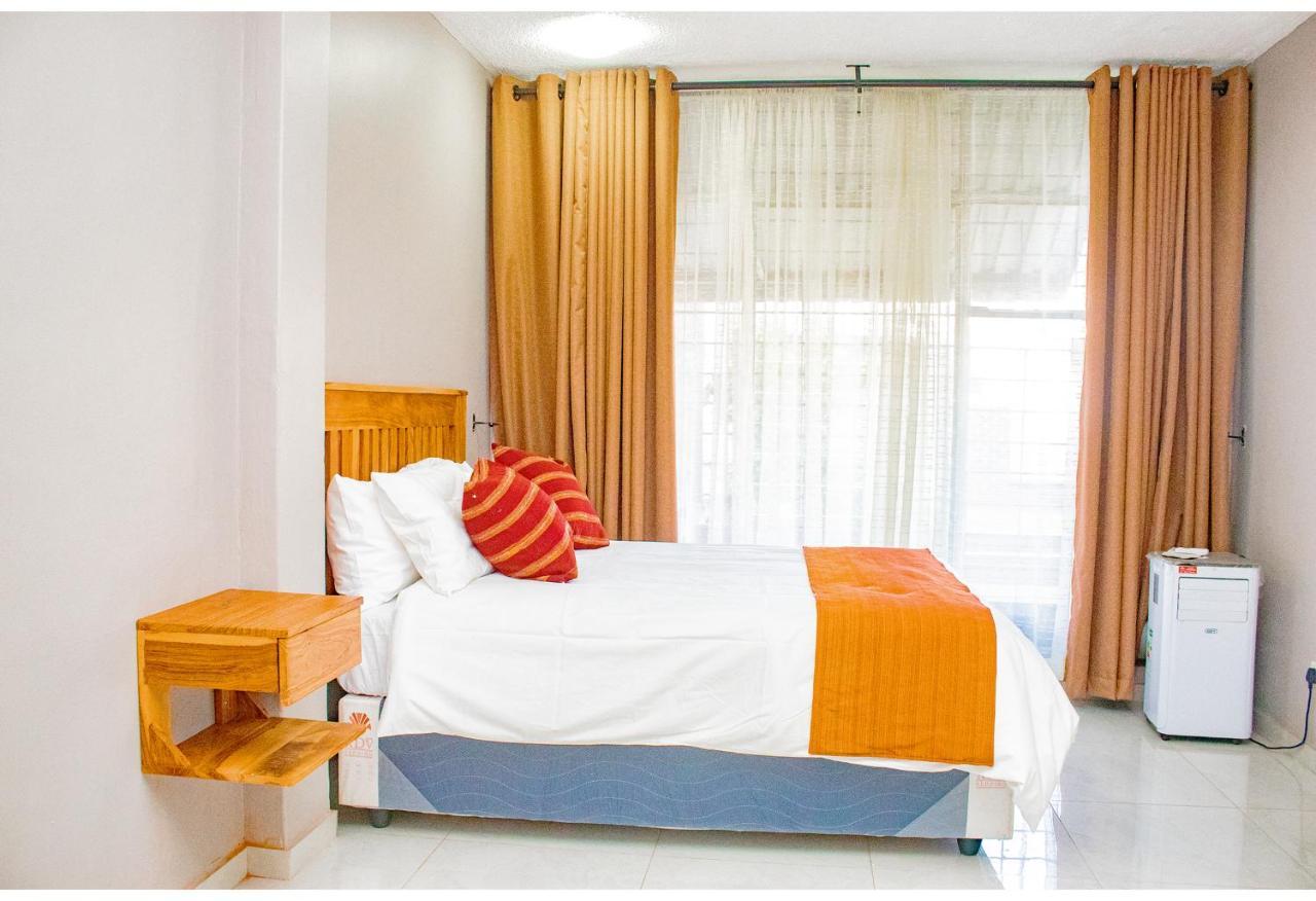 R Executive Apartments Harare Buitenkant foto